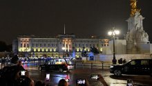 [FOTO/VIDEO] Lijes s tijelom kraljice Elizabete II. stigao u London, tisuće građana odale joj počast putem do Buckinghamske palače