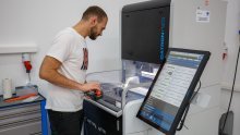 [FOTO] Zavirili smo u laboratorij bez epruveta u kojemu 'grdosije' printaju 3D modele i doznali zašto ga koristi osječka Orqa