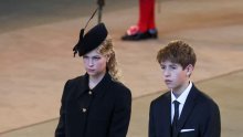 Ugledala se na Kate Middleton: Mlada Louise Windsor pokazala je besprijekoran stajling i vrlo popularan šešir u kraljevskoj obitelji