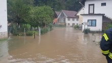 Smiruje se situacija u Brodu na Kupi, vodni val ide prema Karlovcu. Vatrogasci postavljaju barijere