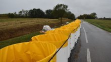 [FOTO/VIDEO] Karlovačko naselje Brodarci branilo se od poplave boks barijerama, vodni val je bio jači