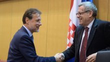 [VIDEO/FOTO] Sigurno ste primijetili tajnika koji sjedi pored Jandrokovića u sabornici. Danas je dugotrajnim pljeskom ispraćen u mirovinu