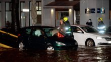 [FOTO/VIDEO] Potopljen centar Rijeke: Čovjek poginuo u bujici ispod auta, vatrogasci spašavali djecu iz igraonice, poplavljeni muzeji, škole...
