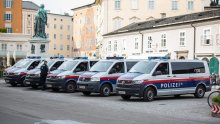 [FOTO] Policija u Salzburgu u punoj pripravnosti, ali zasad 'posla' s Bad Blue Boysima imaju samo ugostitelji