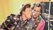 Mick Jagger imao je ljubavnu aferu s dva člana Rolling Stonesa, barem tako stoji u novoj knjizi