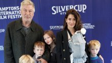 Prizor za pamćenje: Alec Baldwin pojavio se na crvenom tepihu s obitelji, a njegova supruga nosila je novorođenče u nosiljci