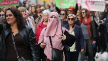 [FOTO] Pogledajte kako je bilo na velikim prosvjedima u BiH gdje su žene izašle na ulice zbog nasilja kojem su izložene