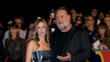 Prvi put zajedno na crvenom tepihu: Russel Crowe na premijeru stigao s čak 27 godina mlađom djevojkom