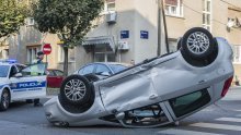 [FOTO] Žestoka nesreća u centru Zagreba: Automobil od siline udara završio na krovu