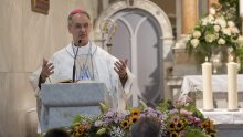 Mons. Kutleša: Zadaća je biskupa i Crkve usmjeravati ljude prema drugom svijetu