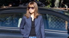 Opušteni look koji želimo ukrasti: Natalie Portman blista u oversized sakou i trapericama ravnog kroja