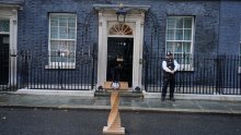 [FOTO] Ovo je možda najbizarnija promjena u Britaniji: S novim premijerom stigla i nova govornica ispred Downing Streeta