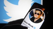 Elon Musk Twitterom prošetao s umivaonikom i oglasio se o otpuštanjima