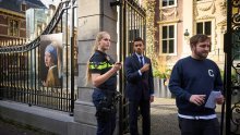 [VIDEO] Aktivist zalijepio glavu za 'Djevojku s bisernom naušnicom' u Den Haagu