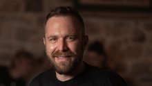 Kasnojesenski kupanjac i sunčanje: Ivan Pažanin još uvijek uživa u morskim radostima