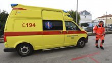 63-godišnjak nije povukao ručnu, tijelom pokušao zaustaviti auto i teško se ozlijedio