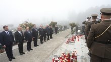 [FOTO/VIDEO] Plenković s ministrima zapalio svijeće na Mirogoju, Obuljen Koržinek poručila: Postoje akteri koji imaju agendu raspirivanja mržnje