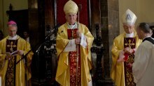 [FOTO] Riječki nadbiskup Uzinić simbolično preuzeo službu i biskupski štap