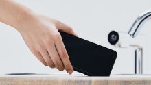 [VIDEO] Kakva inovacija! Dok perete ruke, ovaj umivaonik će vam od svih bakterija i virusa očistiti i mobitel