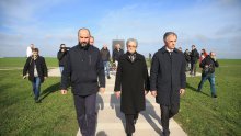 [FOTO] Predstavnici srpske manjine položili vijence na Dunavu i na Ovčari: 'Nastavit ćemo to raditi. Neće nas spriječiti poprijeki pogledi ni jednih, ni drugih'