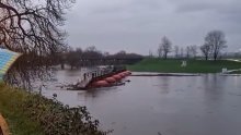 [VIDEO] Otkačio se pontonski most na Korani, intervenirali vatrogasci
