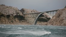 Zbog jakog vjetra zabrane i ograničenja u prometu; srna na A1 između Karlovca i Zagreba