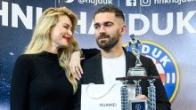 Iris Livaja izgleda očaravajuće, a dok ona zove supruga obožavatelji zaključuju: 'Zna Livaja što je lipo'