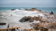 Plima potapa rive duž obale, snijeg u Gorskom kotaru: Pogledajte strašne posljedice nevremena diljem zemlje