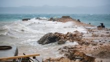 Plima potapa rive duž obale, snijeg u Gorskom kotaru: Pogledajte strašne posljedice nevremena diljem zemlje