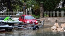 Veliki problemi u priobalnim županijama, more i voda ulaze u kuće, kod Omiša se izlila Cetina, olujno jugo prekinulo veze kopna i otoka...