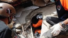Šestogodišnjak preživio dva dana pod ruševinama u Indoneziji
