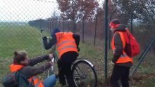 [VIDEO] Pogledajte trenutak kada su klimatski aktivisti provalili na pistu, zalijepili se i zatvorili berlinsku zračnu luku