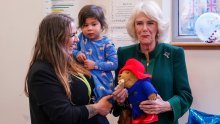 Camilla darovala medvjediće Paddington ostavljene u počast kraljici Elizabeti