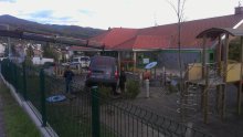 Pijan autom sletio u dvorište vrtića