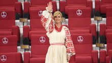 Prizor za pamćenje: Kolinda Grabar-Kitarović u narodnoj nošnji navija iz svečane lože