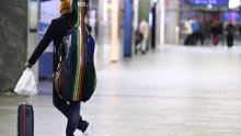 [FOTO] Zbog štrajka potpuno obustavljen željeznički promet u Austriji: Čak 8000 vlakova zustavljeno, milijun ljudi u problemu