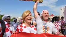 Kolinda Grabar Kitarović u navijačkom zanosu: S brojnim navijačima podgrijava atmosferu na najpoznatijoj katarskoj plaži