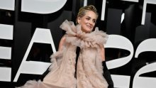 Blista u sedmom desetljeću: Sharon Stone pokazala dramatično izdanje na crvenom tepihu