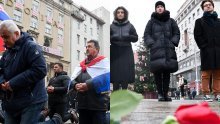 [VIDEO/FOTO] Ideološki sukob na Trgu bana Jelačića: Muškarci opet molili krunicu, ovoga puta ih dočekao protuperformans 'Tiha misa'