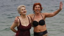 [FOTO] Najhrabriji se tradicionalno okupali u Podgori; Ljubica (90): Podijelila sam ovaj događaj na Facebooku, i ja bih zaplivala!