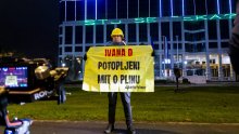 [FOTO] Greenpeace traži uklanjanje potonule konstrukcije plinske platforme Ivane D: 'Plinašima profit, Jadranu otpad'