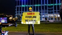 [FOTO] Greenpeace traži uklanjanje potonule konstrukcije plinske platforme Ivane D: 'Plinašima profit, Jadranu otpad'