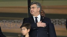 [FOTO] Premijer Andrej Plenković u Katru navijao za Vatrene, a društvo mu je pravio sin Mario