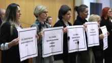 [FOTO] Oporbene zastupnice s plakatima u sabornici: 'Femicid u Hrvatskoj poprima užasne razmjere'