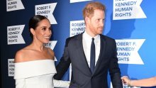 Meghan Markle servirala eleganciju u bijelom: Haljinu po mjeri i s potpisom Louis Vuittona začinila kultnim prstenom princeze Diane