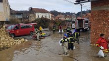 [FOTO] Nabujala voda nema milosti: U Hrvatskoj Kostajnici ugroženo 10-tak kuća, poplavljen sportski centar u Mekušju kod Karlovca