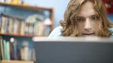 Tužio vlastitu majku zbog Facebooka