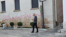 [FOTO] U Makarskoj gradonačelniku ispod prozora osvanuli uvredljivi grafiti