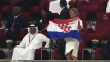 Kolinda Grabar-Kitarović, mašući zastavom, zdušno navija iz svečane lože