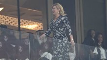 Kolinda Grabar-Kitarović okrenula ploču: U laskavoj haljini i kožnoj jakni uživa na finalu u društvu Macronovih i Zlatana Ibrahimovića